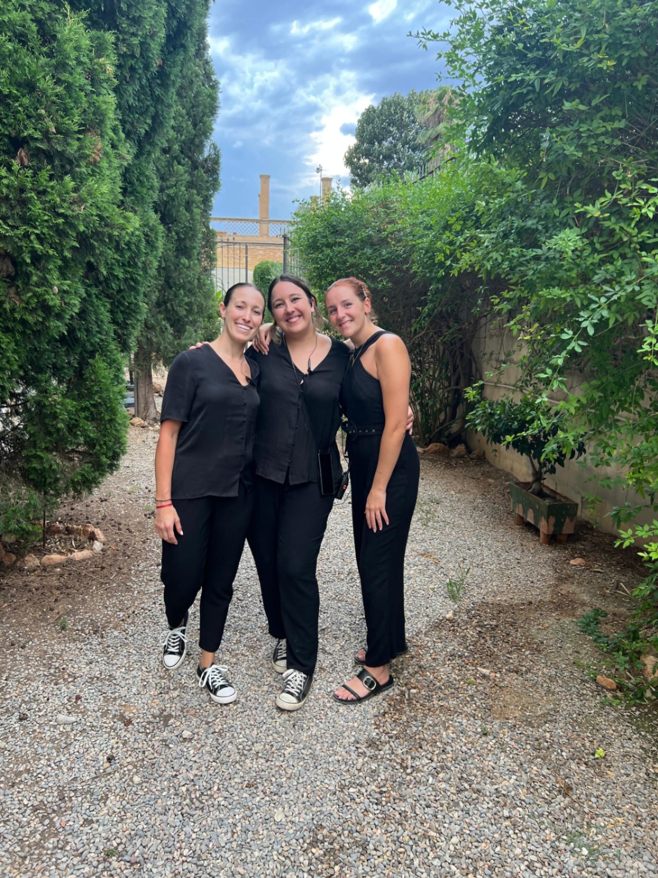 Emma con su equipo de ayudantes coordinando un evento