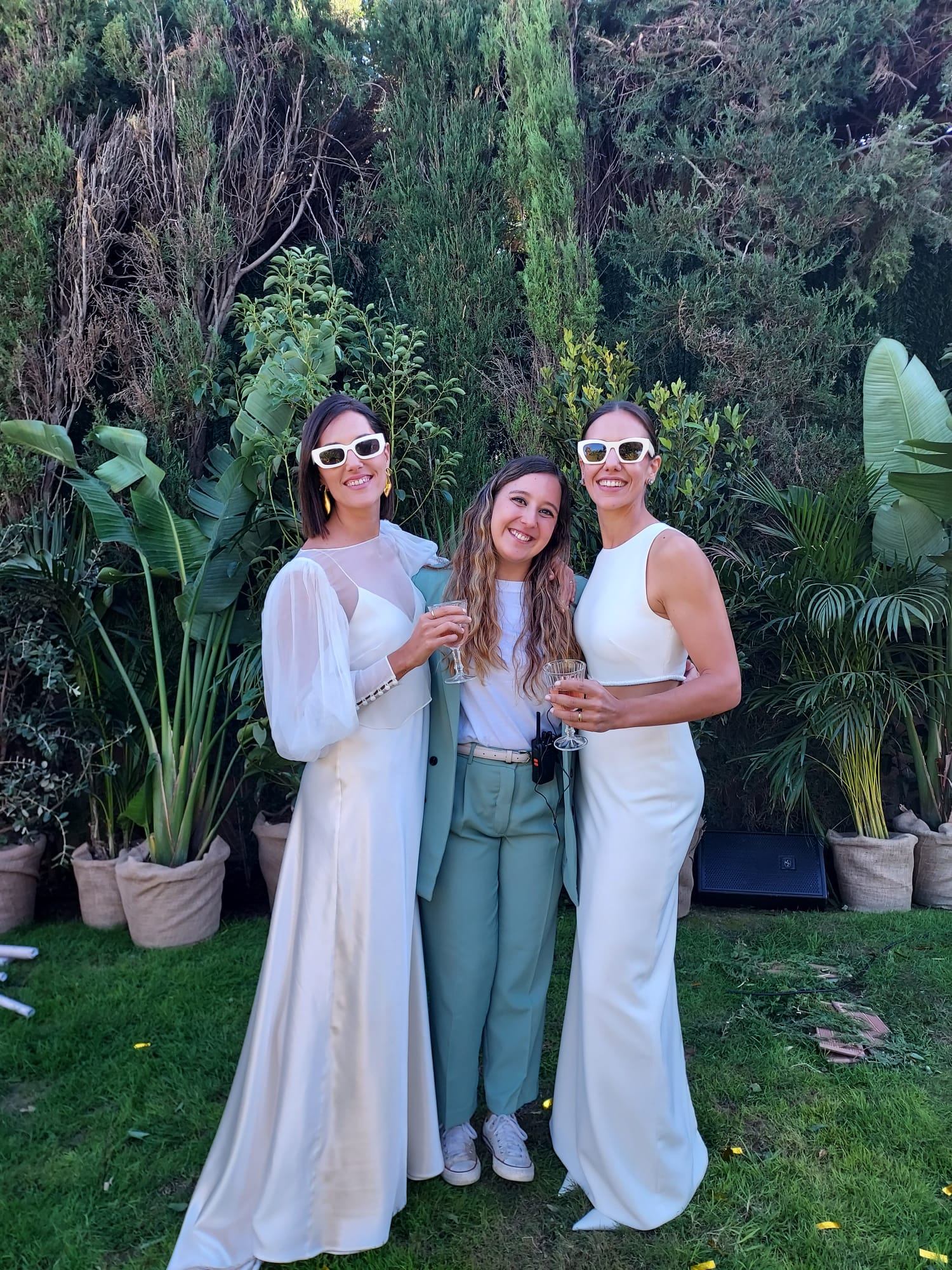 Emma con dos novias durante una boda