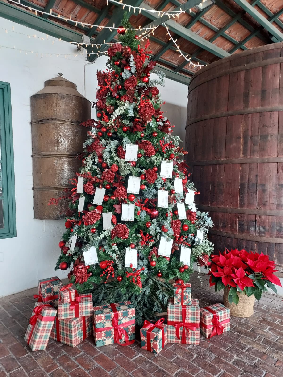 Decoración navideña con seating plan en árbol para evento