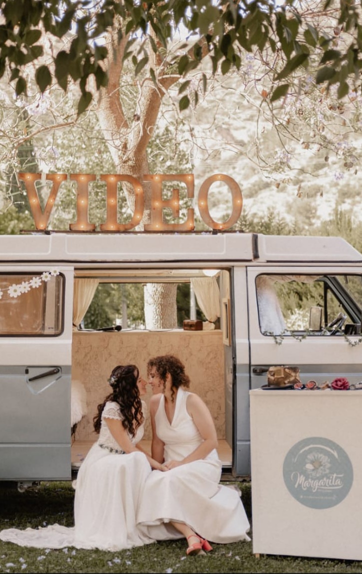 Novias junto a furgoneta vintage de video