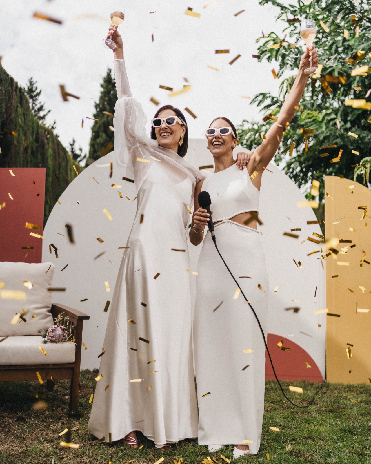 Brindis con confeti dorado en boda
